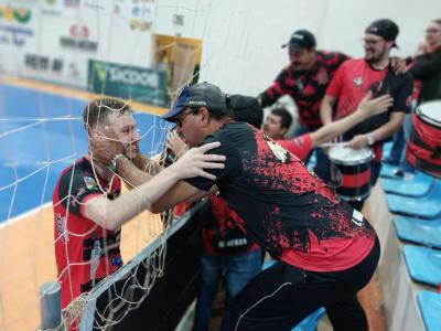  Com a força da Sangue Rubro Negro Operário supera as adversidade e bate o líder do Paranaense Chave Ouro.